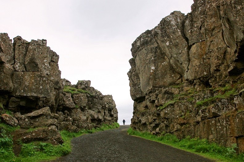mid-atlantic-ridge-iceland-10[9]